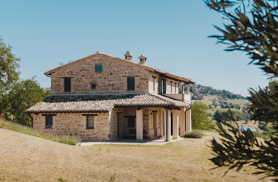 Capitelle en pierre sèche restaurée dans la garrigue de Nizas