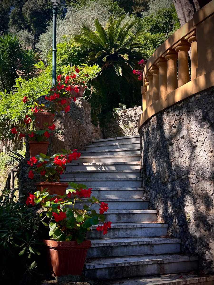 Escalier extérieur en pierre à Servian