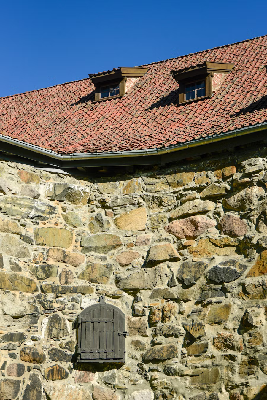 Mur en pierre sèche dans la garrigue de l'Hérault